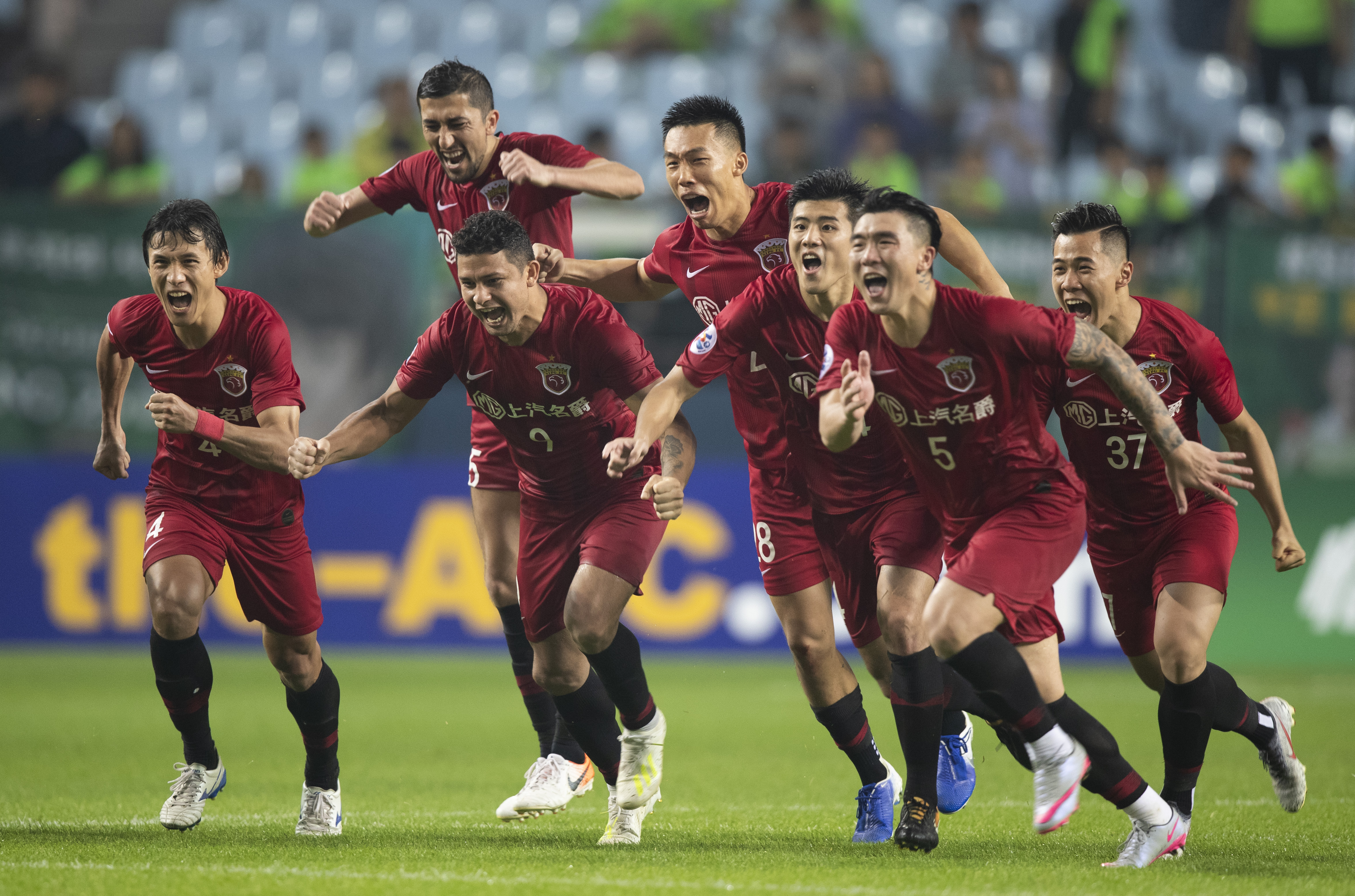 上海上港决胜时刻,力拼夺冠激动不已 上海上港决胜时刻,力拼夺冠激动不已