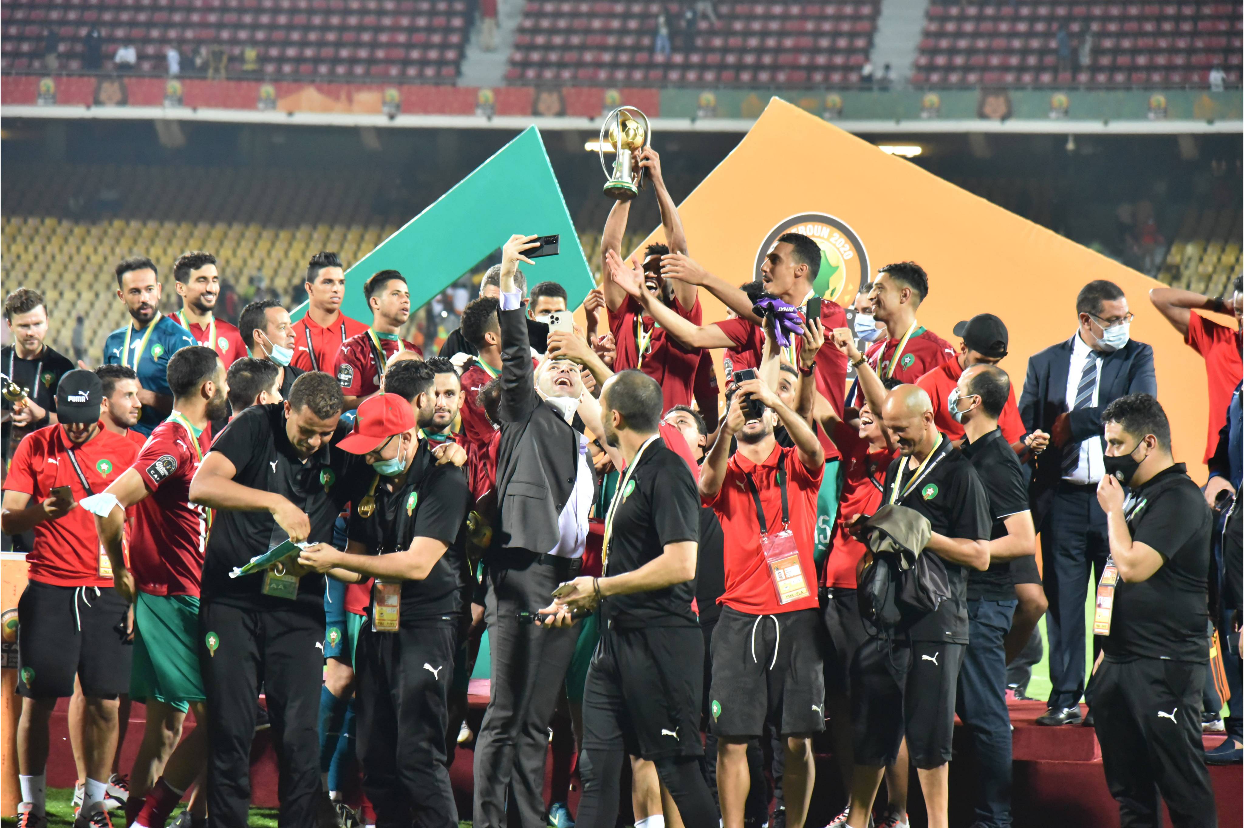 足球比赛吸引大批观众前来围观 足球比赛吸引大批观众前来围观