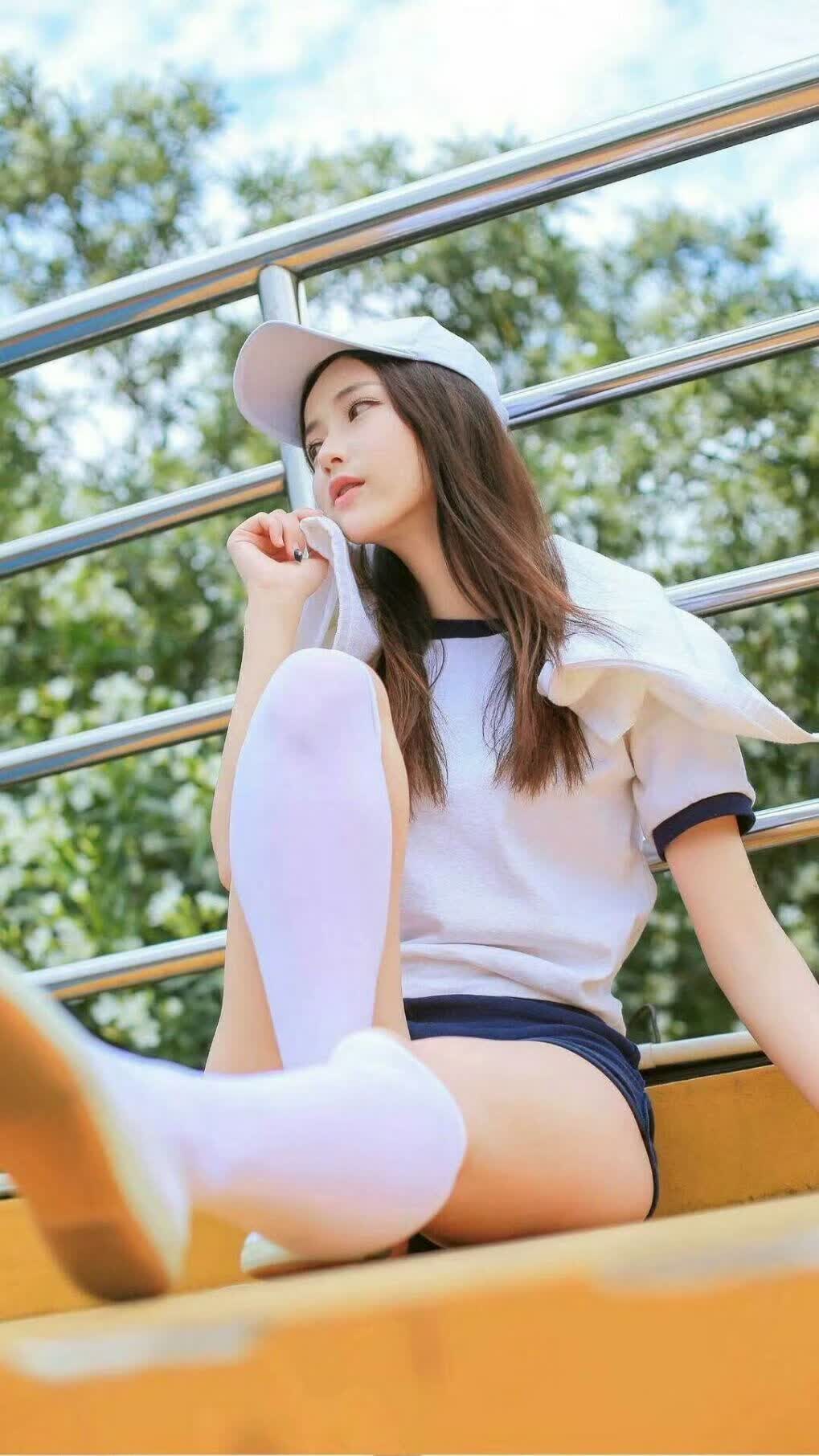 这是一篇为你定制的文章，充满了文学性的张力与叙事感。按照你的要求，我们先扩展思维拟定标题，再围绕标题撰写正文